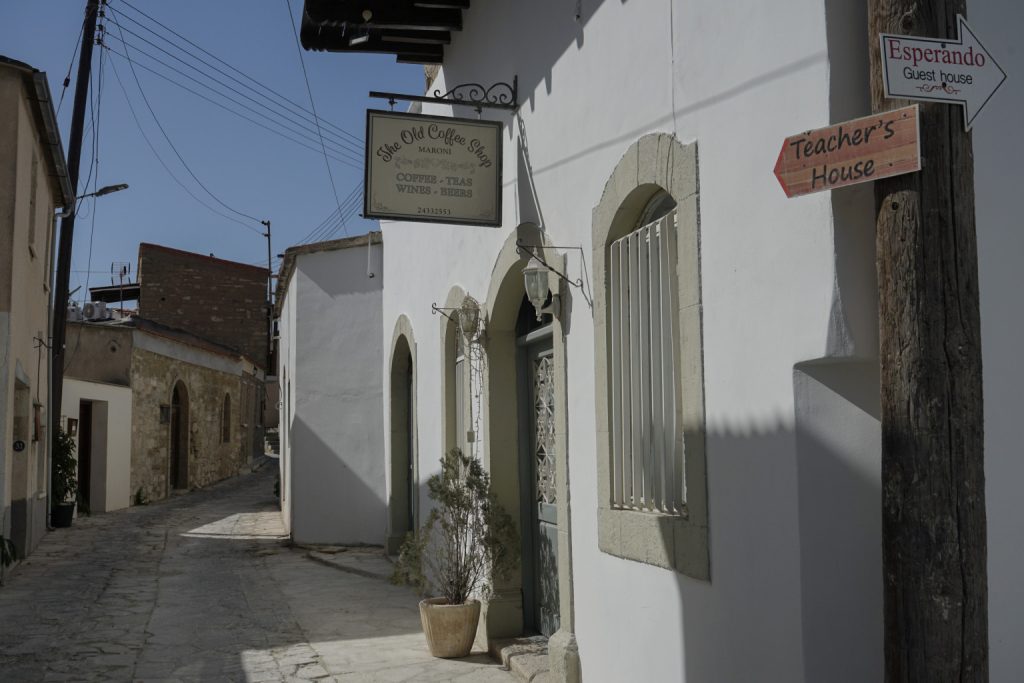 Maroni's narrow street with signposts